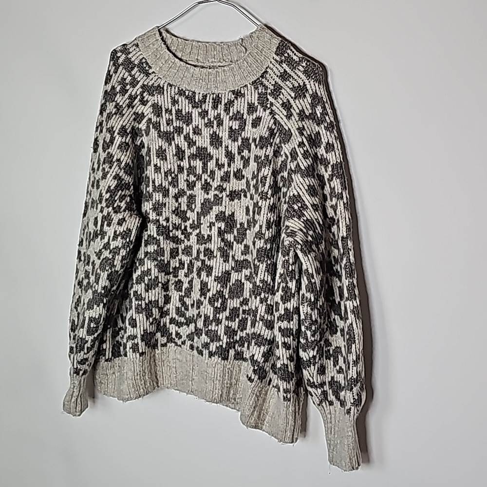 Old Navy large cream and gray leopard print crew neck sweater - Picture 2 of 7